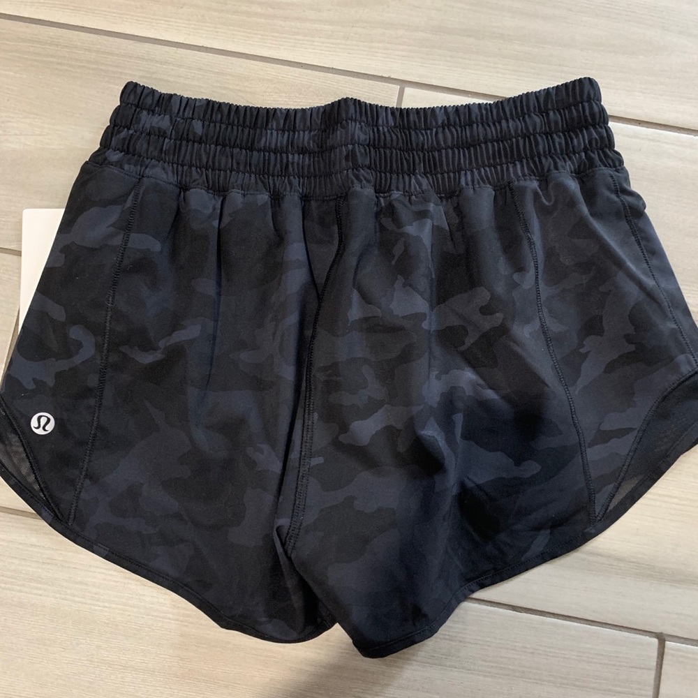 Lululemon Hotty Hot HR 2.5” Short Incognito Camo - Picture 4 of 4